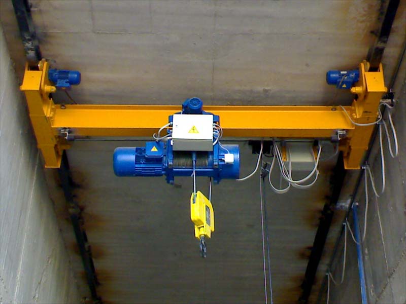 خدمات طراحی و ساخت جرثقیل‌های سقفی و دروازه‌ای